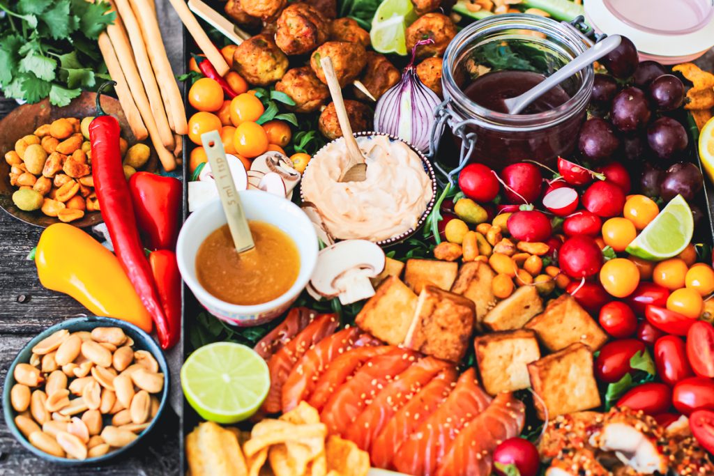 Eiweißreiche Snack-Platte ohne Fleisch mit Maintal Dips