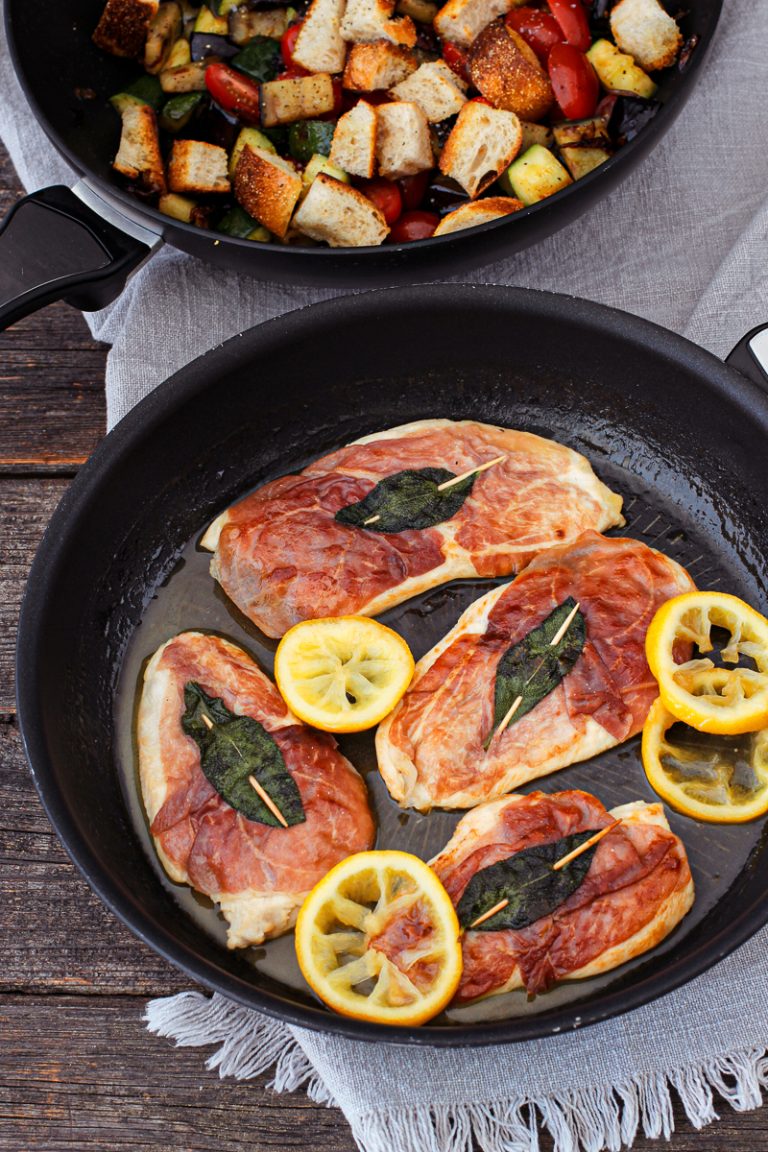 Schnelle Hähnchen Saltimbocca mit Brotsalat - Nahaufnahme Pfanne mit Fleisch