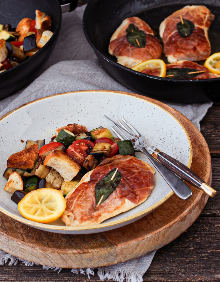 Schnelle Hähnchen Saltimbocca mit Brotsalat