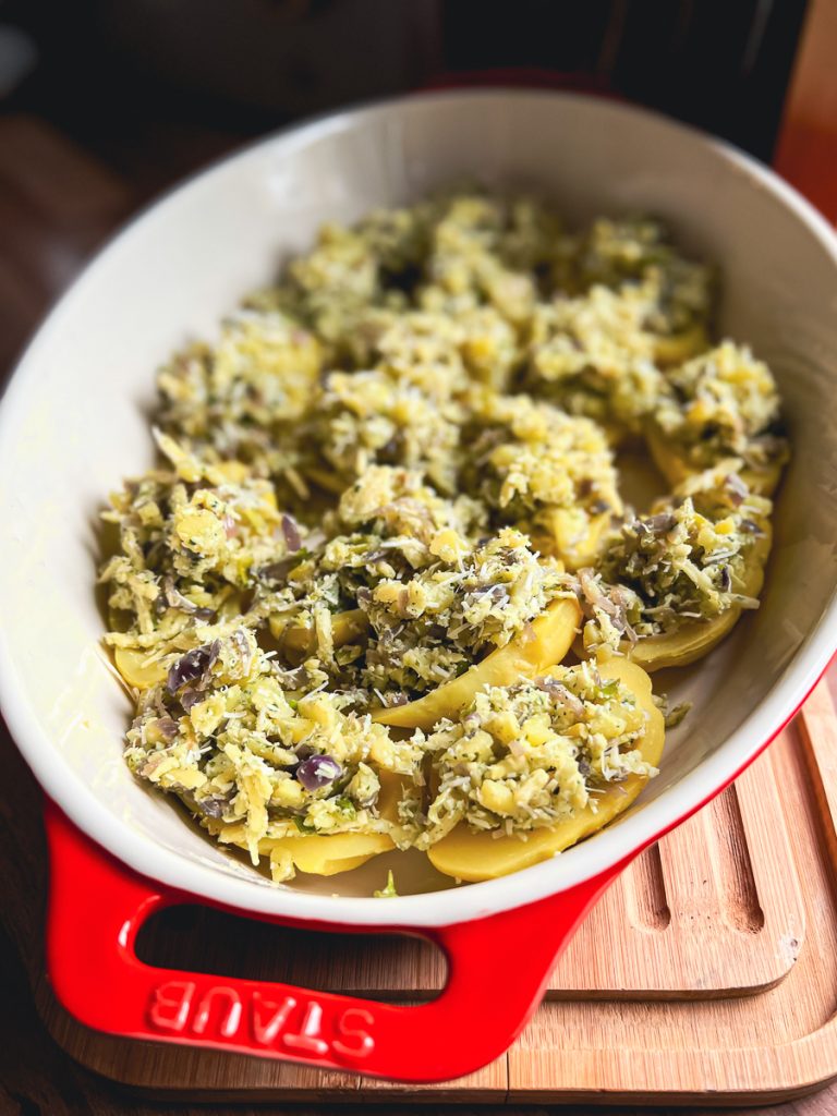 Überbackene Ofenkartoffeln mit Bärlauch vor dem Backen