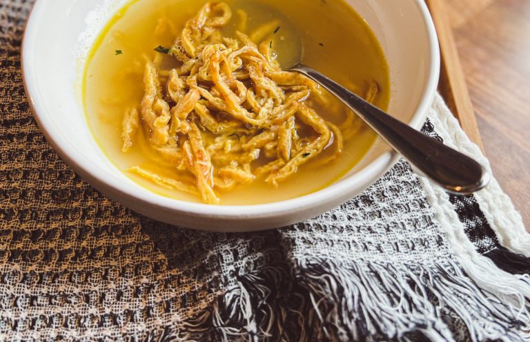 Schnelle Low Carb Flädle für Brühen Nahaufnahme in klarer Suppe
