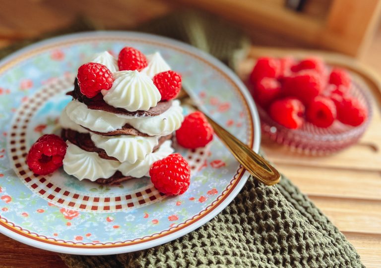 Schnelle fettarme Schoko Pancakes Nahaufnahme