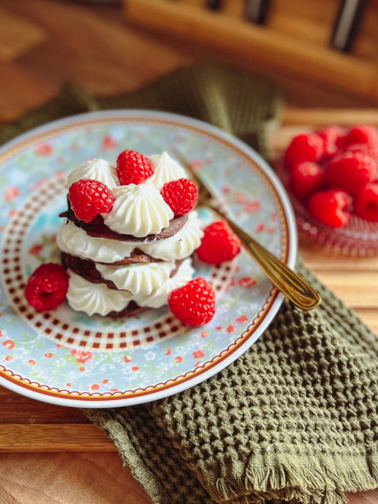 Schnelle fettarme Schoko Pancakes mit Quark gefüllt