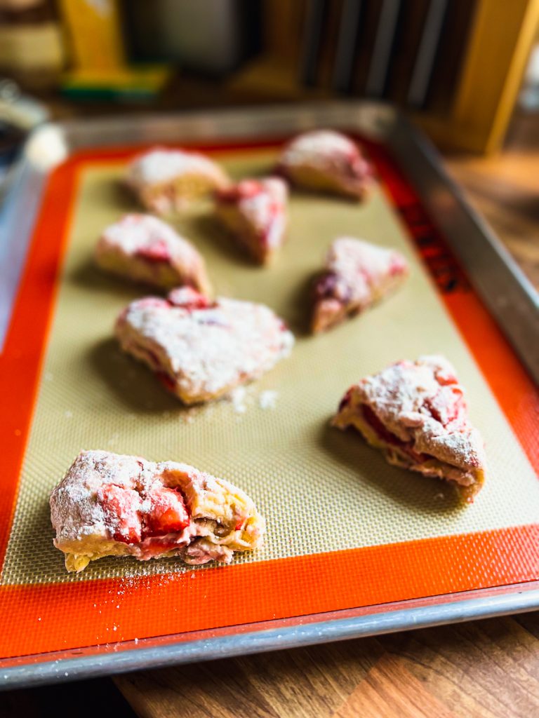 Einfache Scones mit Erdbeeren und Dinkelmehl vor dem Backen