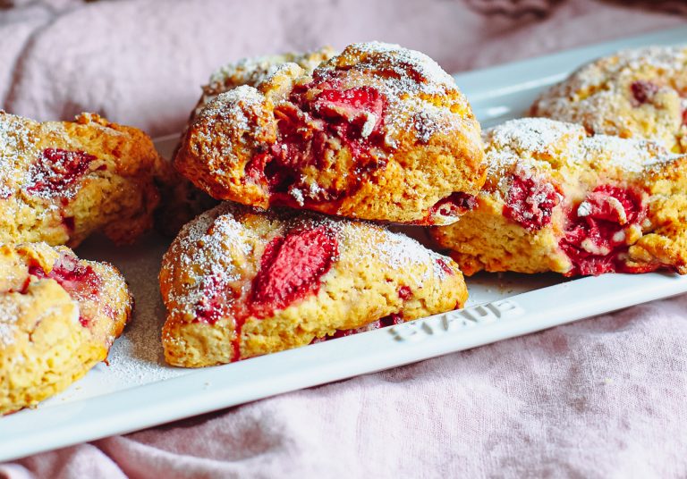 Einfache Scones mit Erdbeeren und Dinkelmehl mit Puderzucker bestäubt