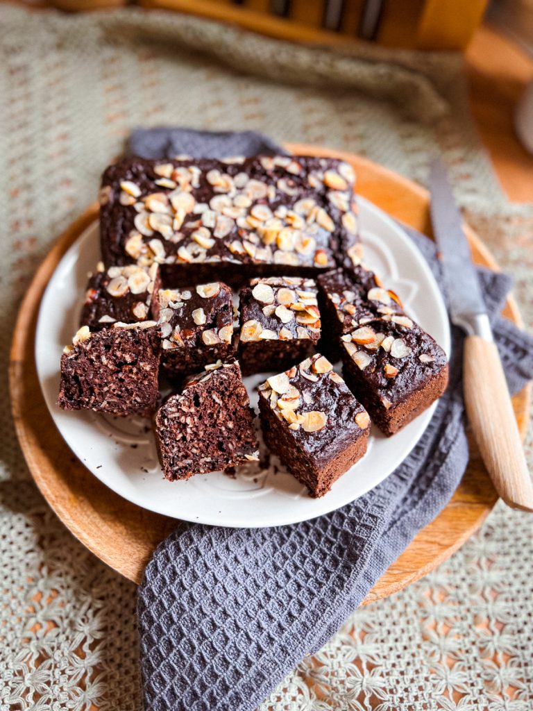 Schneller fettarmer Teekuchen mit Schokolade. aufgeschnitten auf einem weißen Teller