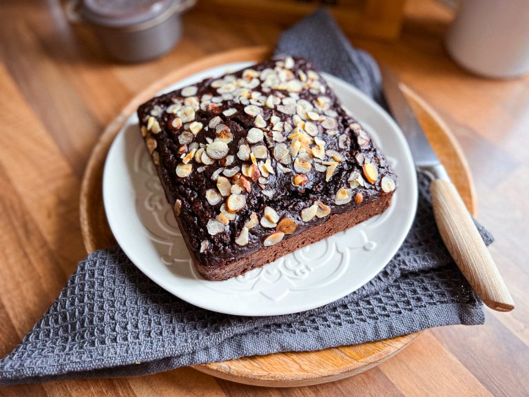 Schneller fettarmer Teekuchen mit Schokolade. am Stück nach dem Backen