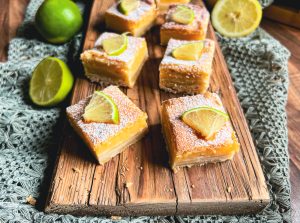 Köstliche Lemonbars auf einem Holzbrett