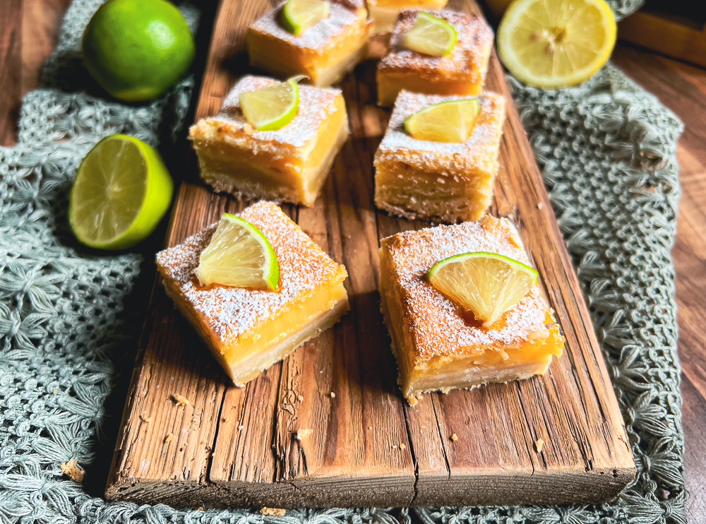 Köstliche Lemonbars auf einem Holzbrett