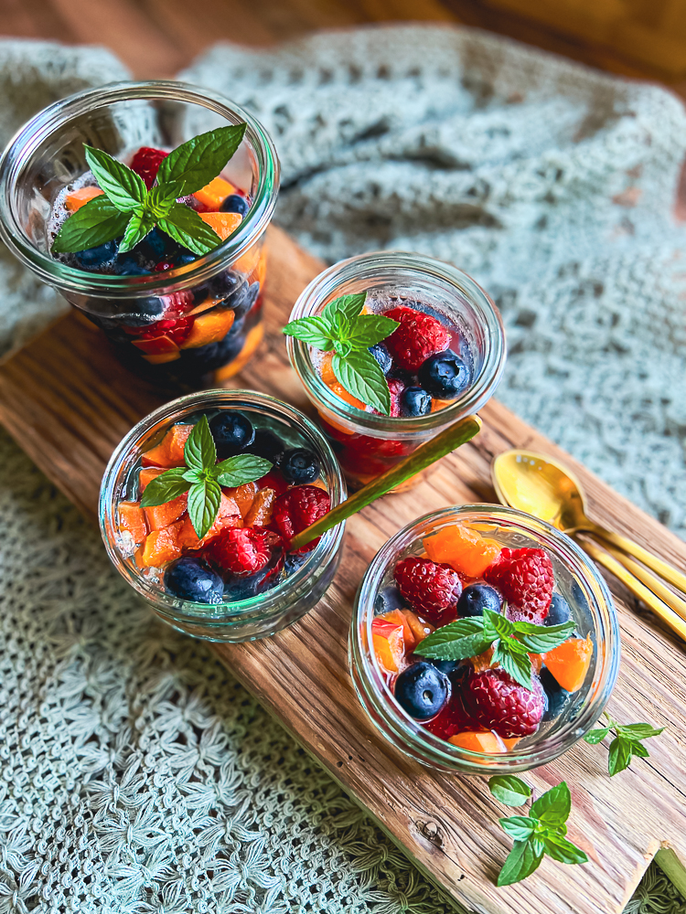 Limoncello Spritz Dessert mit Beeren Nahaufnahme von oben