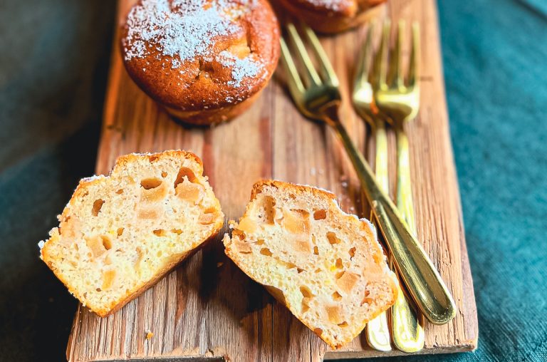 Einfache Muffins mit Bratapfel und Joghurt Nahaufnahme