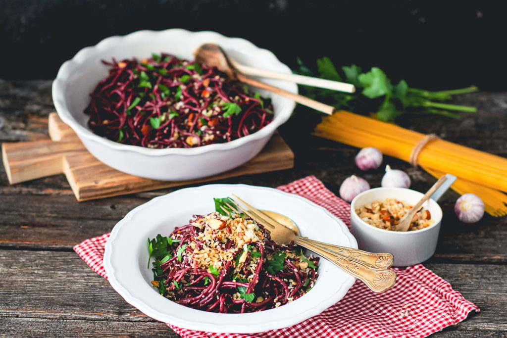 Rotweinpasta mit Mandelcrunch (vegan) angerichtet mit Spaghetti