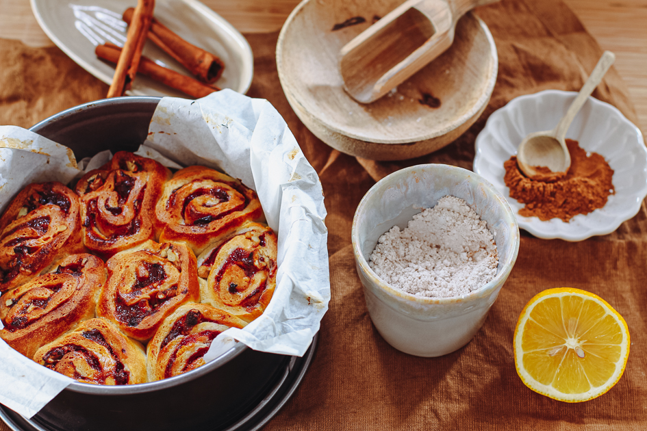 Schnecken mit Zwetschgen, Walnüssen und Zimtglasur