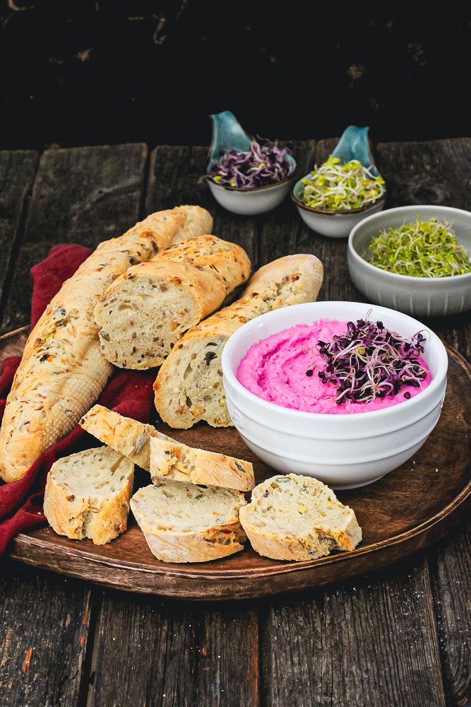 Saftiges Sprossen Baguette ganz einfach mit Rote Bete Creme