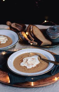 Cremige Maronensuppe mit Sahnehäubchen