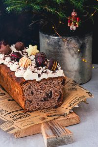 Saftiger Rotweinkuchen mit Trockenfrüchten Nahaufnahme
