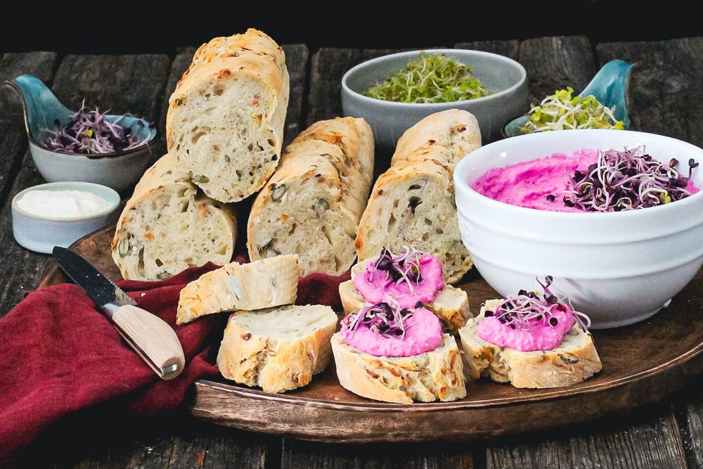 Rote-Bete-Feta-Dip mit Meerrettich auf Baguette gestrichen