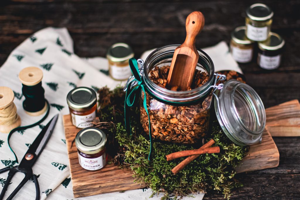 Knuspriges Honig-Zimt Granola als Geschenk verpackt