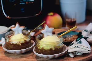 Apfel-Zimt-Dessert im Glas fertig angerichtet mit Eis und Zimtstern obendrauf