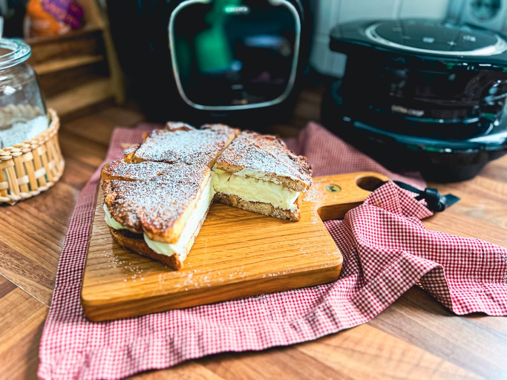 French Toast Kuchen mit Zimt angeschnitten auf einem Holzbrett