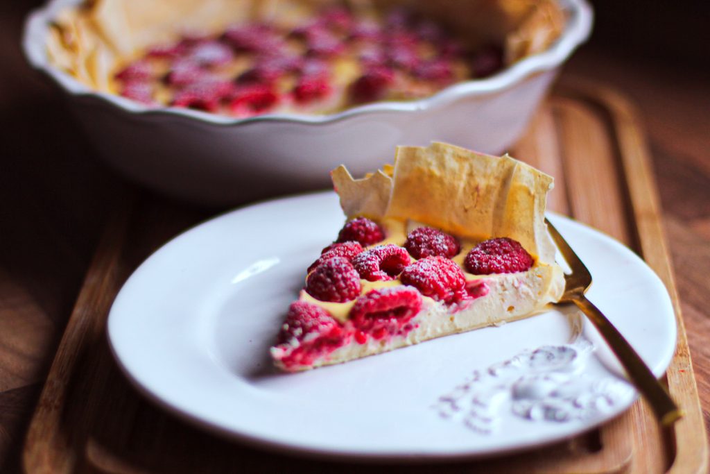 Schneller Cheesecake ohne Mehl und Zucker - ein Stück Nahaufnahme