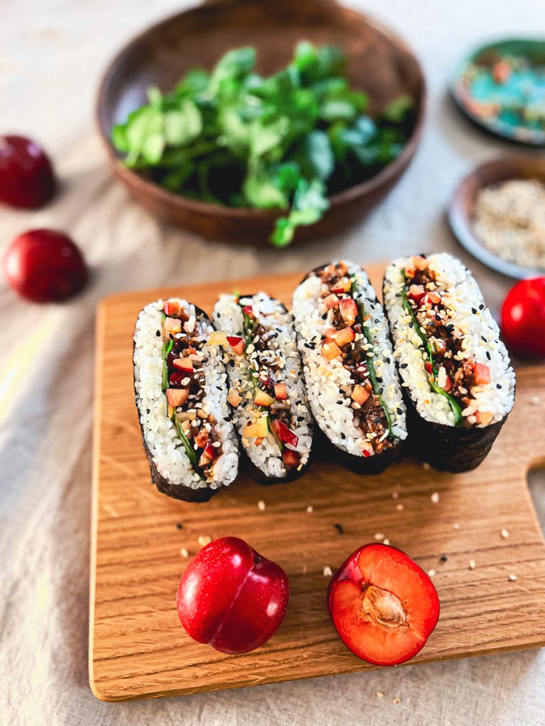 Veganes Sushi Sandwich mit Pflaumen aufgeschnitten