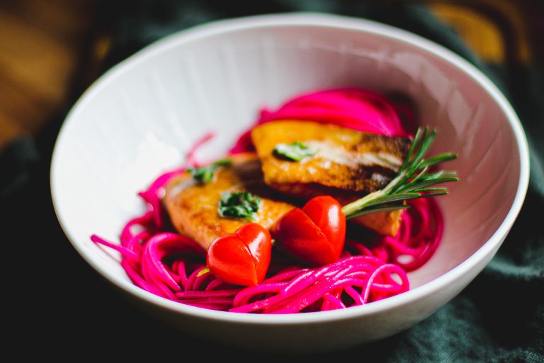 Pinke Pasta mit knusprigem Lachs mit Tomatenherzen