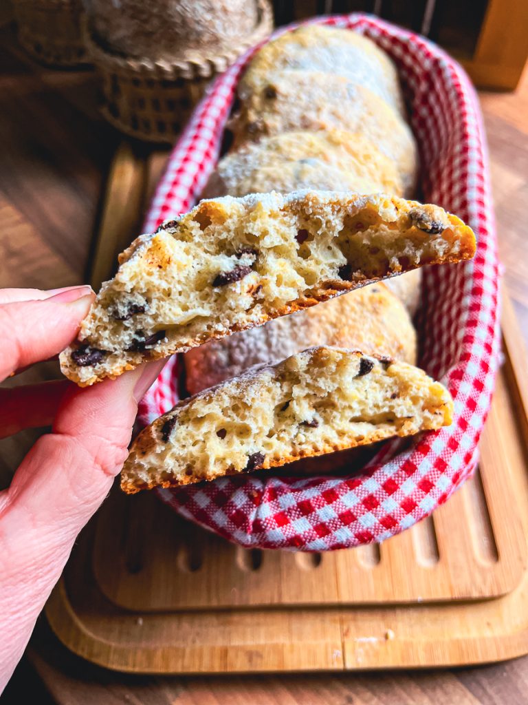 Schoko Taler in der Hand