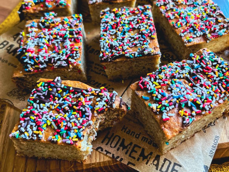 Zuckerfreier Bananen-Zitronen-Kuchen auf einem Holzbrett aufgeschnitten