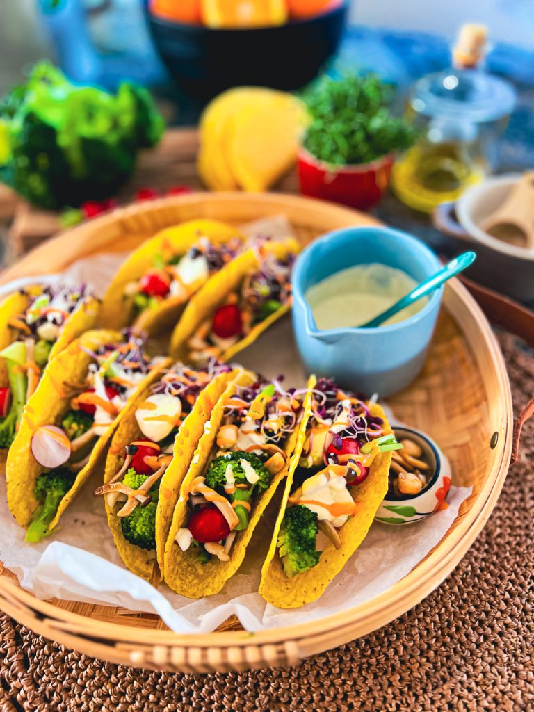Vegetarische Tacos mit cremigem Gemüsesalat