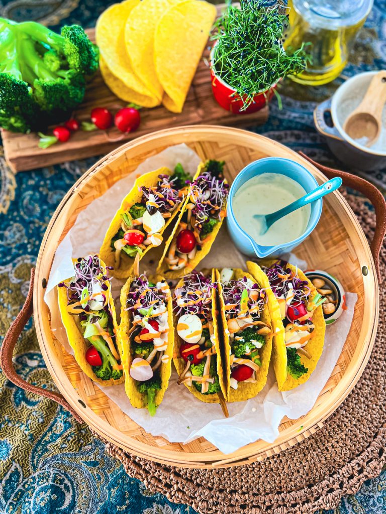 Vegetarische Tacos mit cremigem Gemüsesalat - Aufnahme von oben in einem Bambuskorb