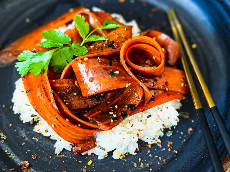 Veganer Karotten-Lachs Nahaufnahme auf Reis