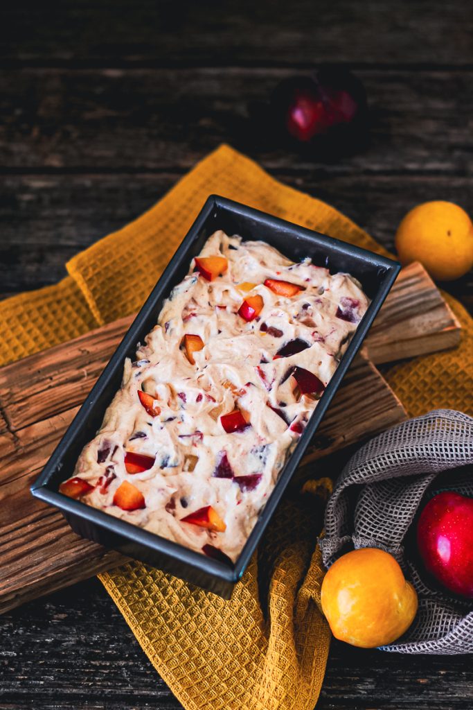 Pflaumenkuchen vor dem Backen in einer Kastenform