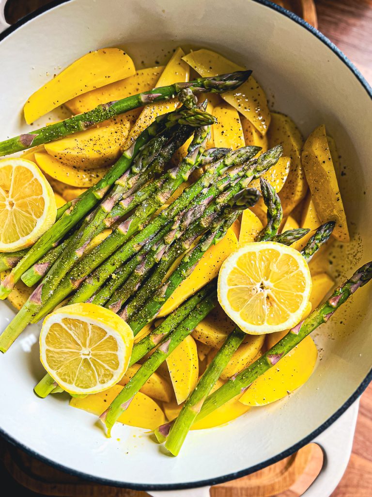 Kartoffeln und Spargel vor dem Backen