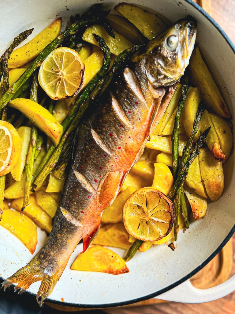 Bachsaibling mit Kräuterkruste und Eierdip - Fisch vor dem Backen