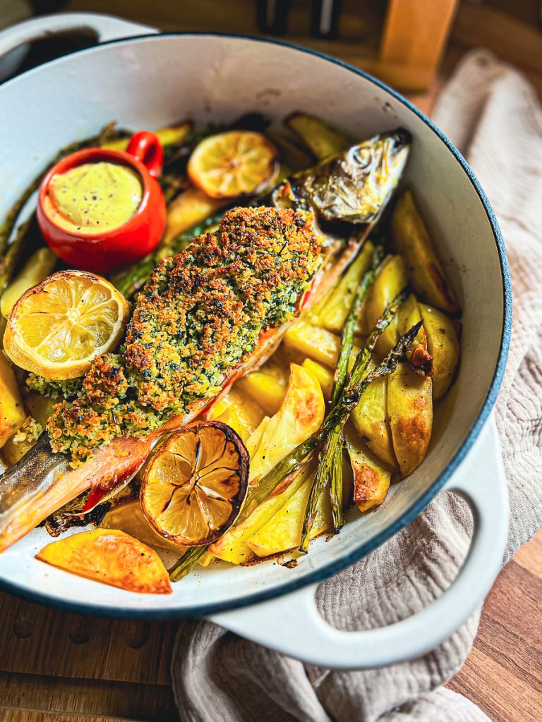 Bachsaibling mit Kräuterkruste und Eierdip