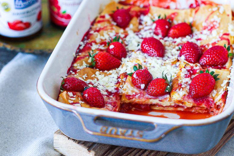 Süße Lasagne mit Erdbeeren und Hagebutte, angeschnitten, man kann die Schichten sehen