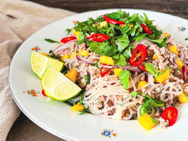 Einfacher Glasnudelsalat mit Rindfleisch und Mango Nahaufnahme