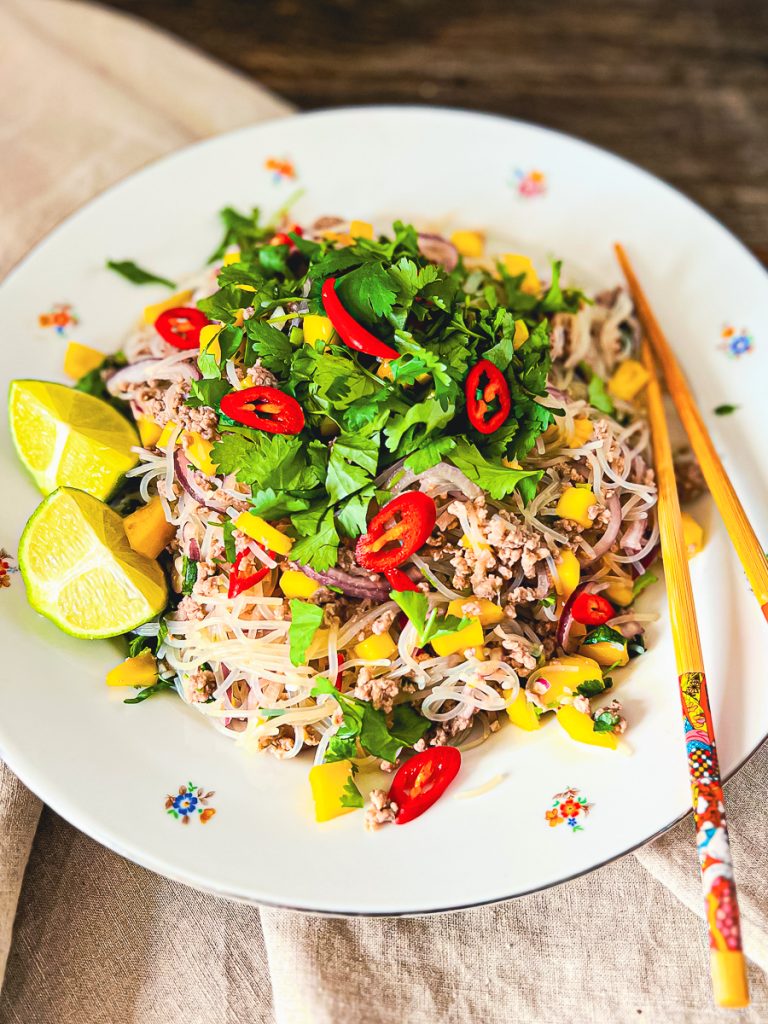 Einfacher Glasnudelsalat mit Rindfleisch und Mango. Obendrauf Chili und frischer Koriander