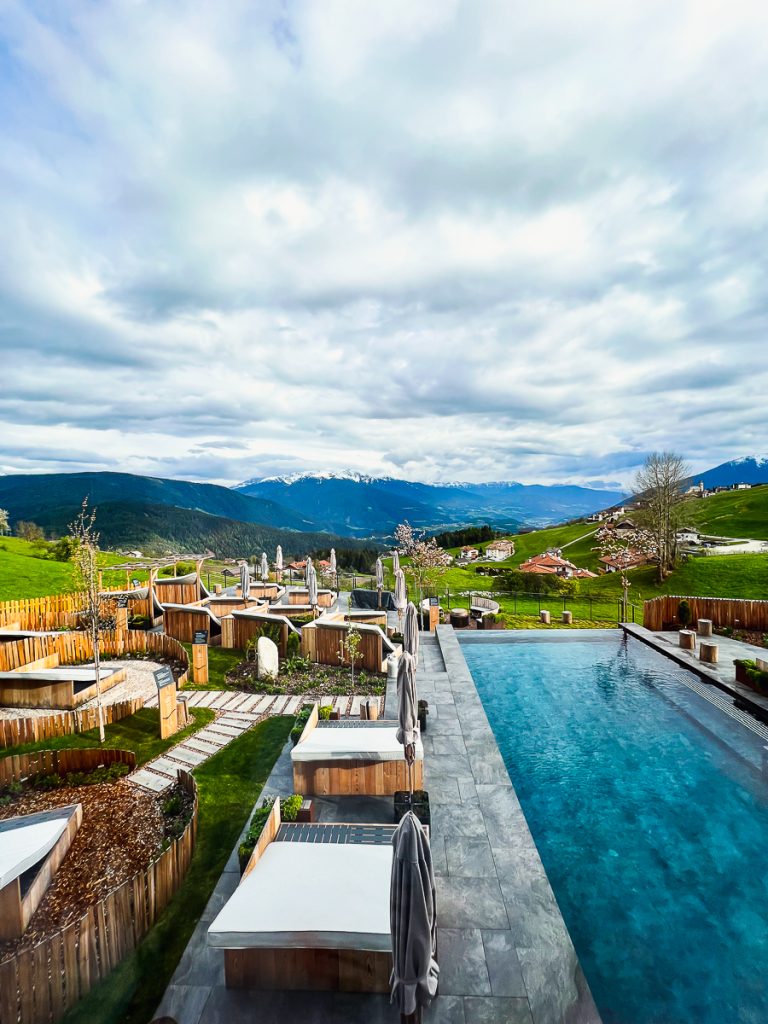 Biohotel Gitschberg - 1400 m über dem Alltag. Blick in den Garten mit Panorama Pool
