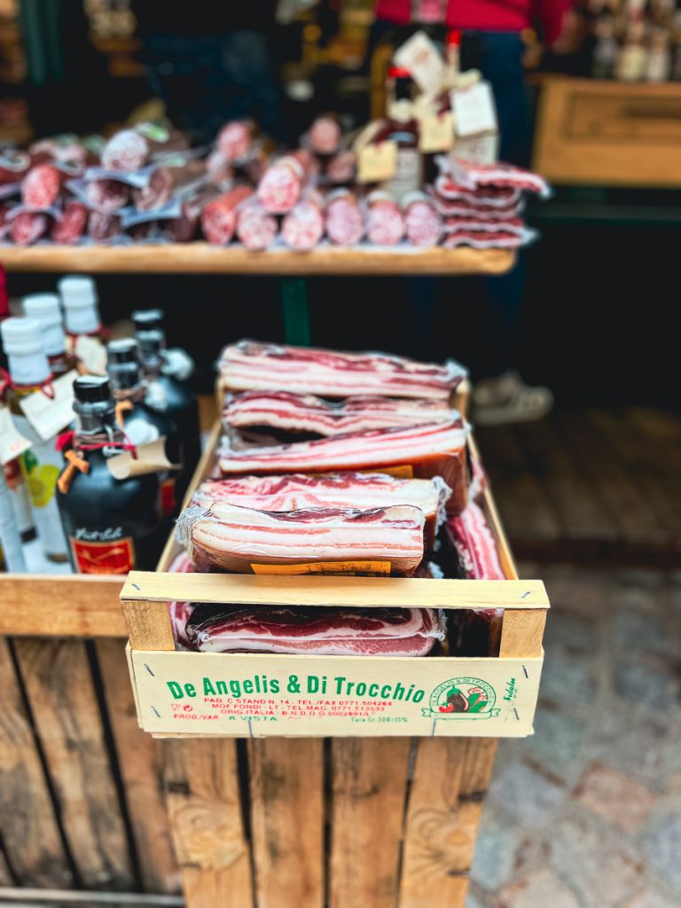 Südtiroler Speck auf dem Markt in Brixen