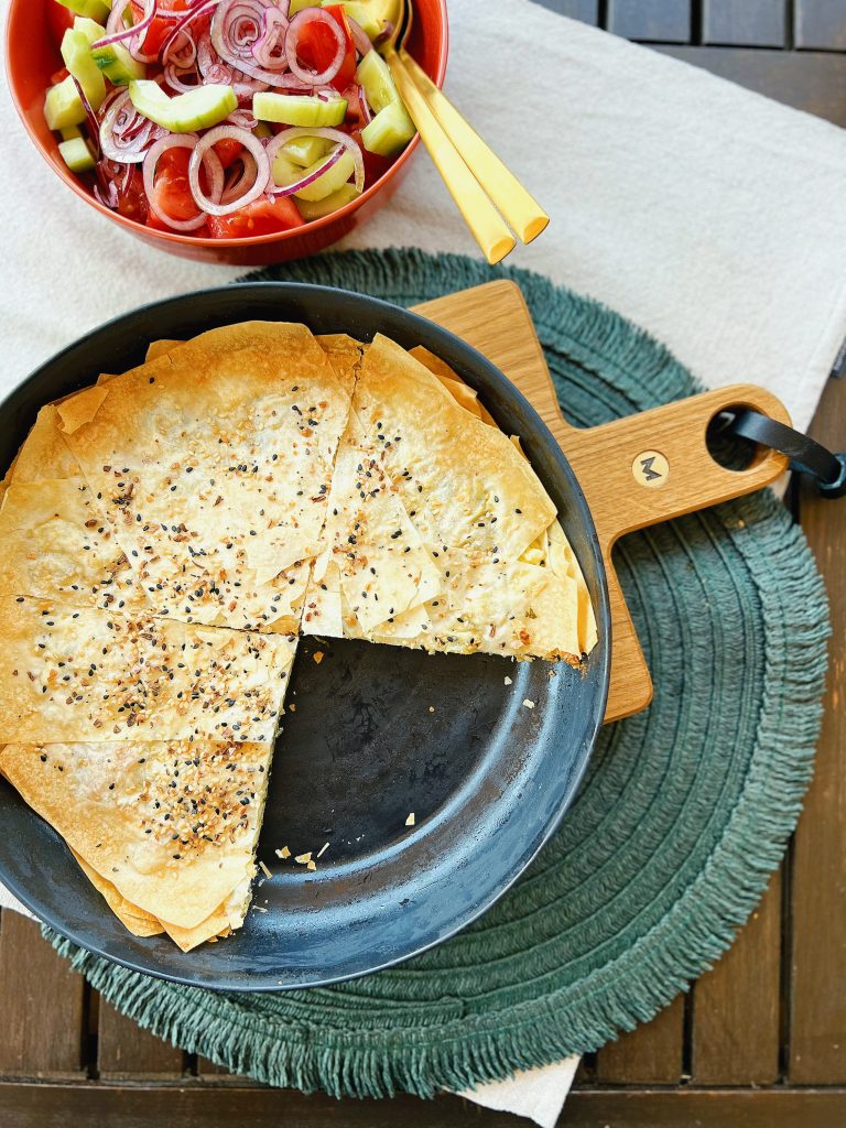 Börek selbst gemacht in einer schwarzen runden Form