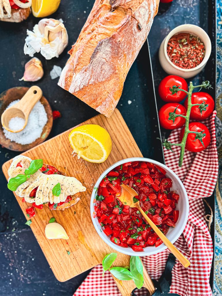 Knusprige Crostini mit Tomaten und Tintenfisch