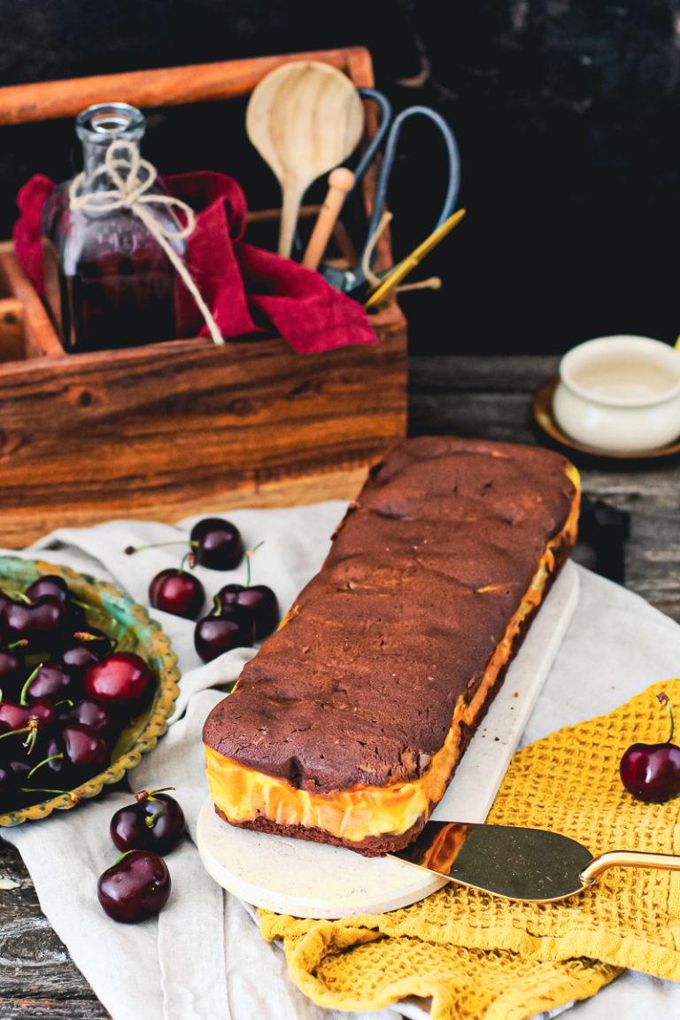 Schoko-Cheesecake mit Kirschen vor dem Dekorieren