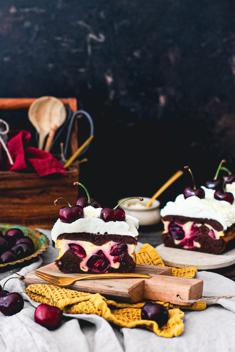 Schoko-Cheesecake auf einer Kuchentafel