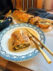 Schneller Gemüsestrudel mit Kräuterdip, aufgeschnitten