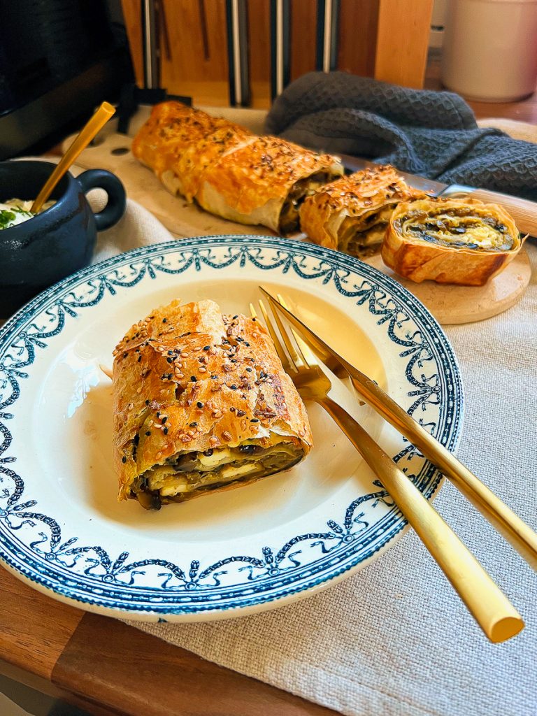 Schneller Gemüsestrudel mit Kräuterdip, aufgeschnitten