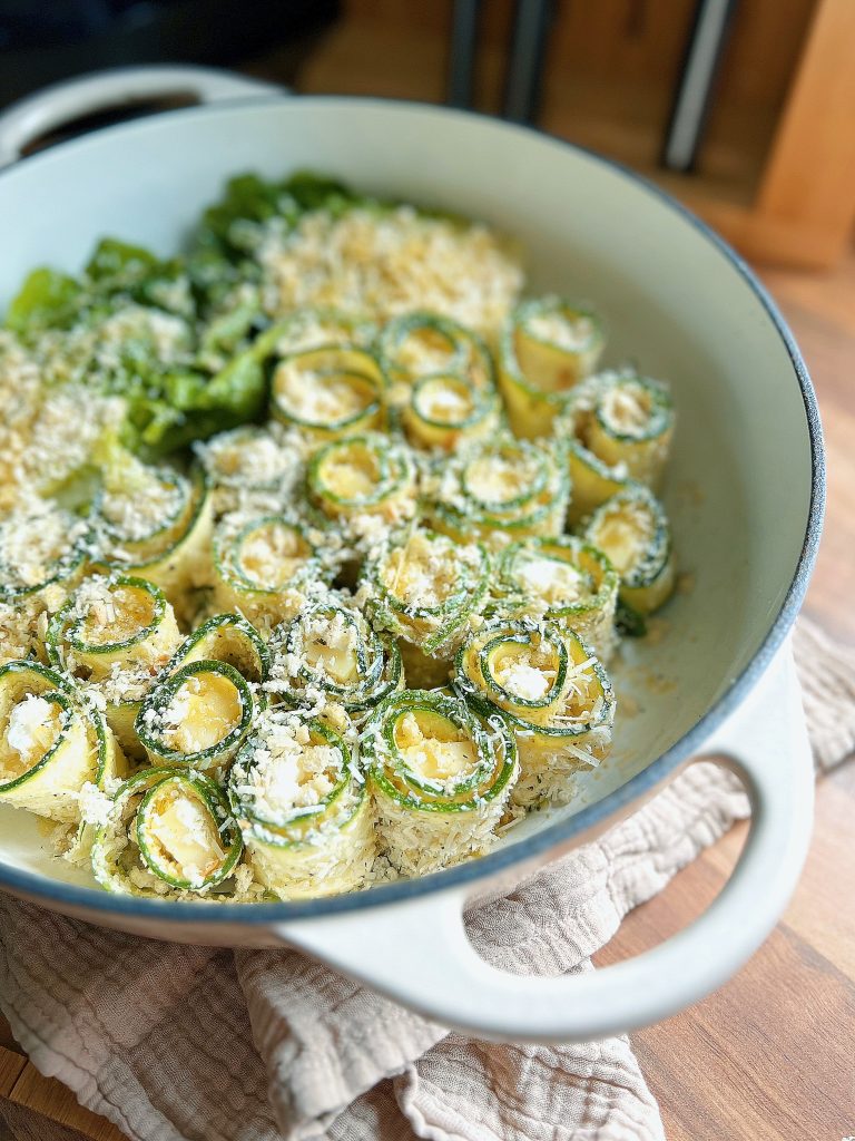 Gefüllte Zucchini-Röllchen aus dem Ofen, roh vor dem Backen