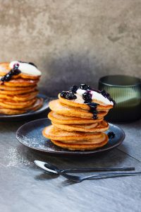 Buchweizenpfannkuchen mit Sauerrahm und Heidelbeersoße (Lívance)