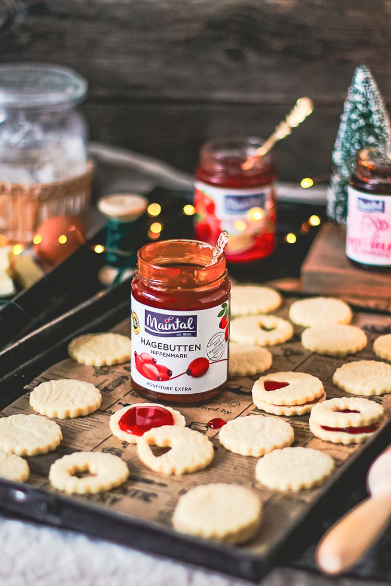 Butterplätzchen mit Konfitüre wunderschön gemustert - gebackene Plätzchen werden mit Konfitüre gefüllt